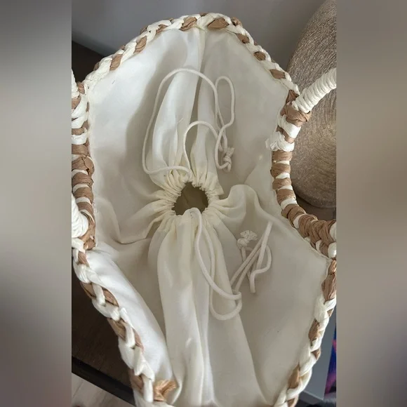 Stylish Tan and Cream Woven Tote Bag - Picture 4 of 4